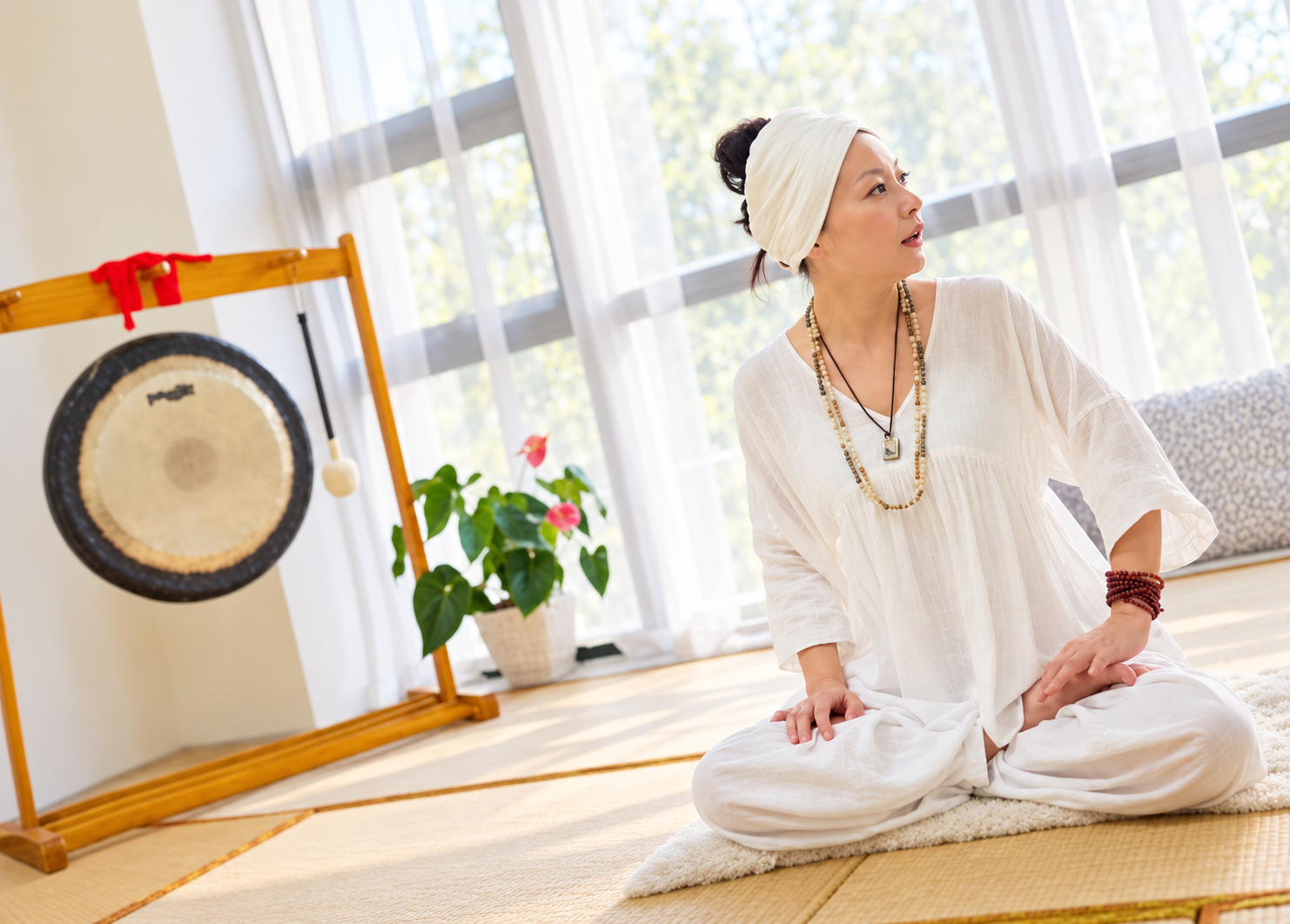 王琳 HARI SHABAD KAUR，白衣静坐于铜锣旁